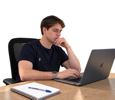 Gonzalo Dols trabajando en su portátil